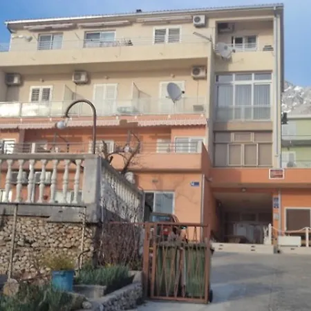 Gasthof And With Parking Space - 13979 Makarska