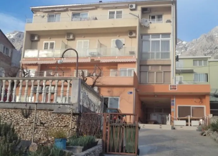 Guest house And With Parking Space - 13979 Makarska